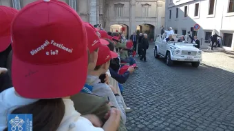Papa Francisco saluda a jóvenes de la Arquidiócesis de Génova que se preparan para la Confirmación, y visitan Roma.