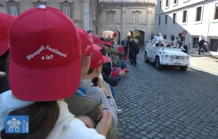 Papa Francisco saluda a jóvenes de la Arquidiócesis de Génova que se preparan para la Confirmación, y visitan Roma. Crédito: Captura de video / Vatican Media.