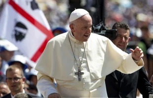 El Papa Francisco en un encuentro con jóvenes en la Plaza de San Pedro en el Vaticano. Crédito: Daniel Ibáñez / ACI Prensa