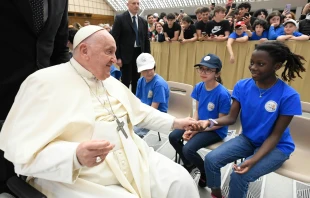 El Papa Francisco esta mañana con los jóvenes de la red nacional de “Escuelas para la Paz” Crédito: Vatican Media