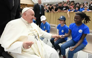 El Papa Francisco esta mañana con los jóvenes de la red nacional de “Escuelas para la Paz” Crédito: Vatican Media