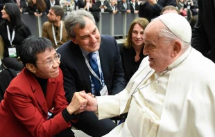 El Papa Francisco saluda a comunicadores reunidos en el Aula Pablo VI este 25 de enero, en el marco del Jubileo de los Comunicadores. Crédito: Vatican Media.