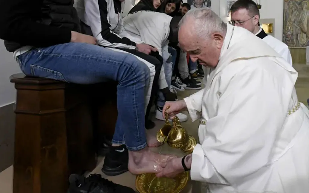 El Papa Francisco lava los pies de hombres y mujeres en una cárcel de Roma. El Vaticano ahora invita a los visitantes de la Bienal de Venecia 2024 a visitar también a los reclusos.?w=200&h=150