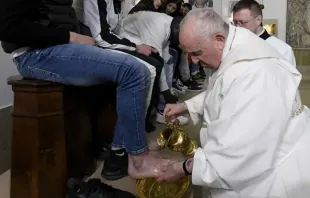El Papa Francisco lava los pies de hombres y mujeres en una cárcel de Roma. El Vaticano ahora invita a los visitantes de la Bienal de Venecia 2024 a visitar también a los reclusos. Crédito: Vatican Media