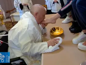 El Papa Francisco lava los pies a 12 reclusas: Cristo nos espera siempre con los brazos abiertos