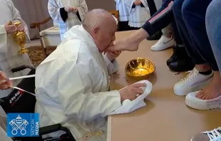 El Papa Francisco durante el lavatorio de pies en la cárcel de Rebibbia. Crédito: Vatican Media (captura de video)