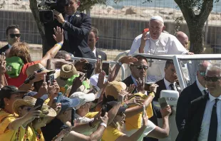 El Papa Francisco y los jóvenes en la JMJ Lisboa 2023 Crédito: Flickr JMJ Lisboa 2023 (CC BY-NC-SA 2.0)