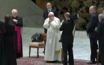 Papa Francisco llama por teléfono a padre de joven asesinada en Italia.