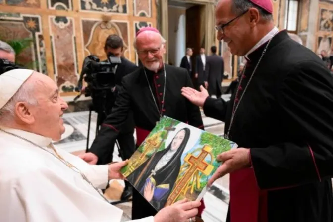 Papa Francisco con una imagen de Santa Mama Antula