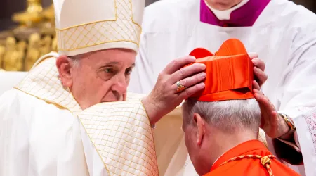 El Papa Francisco coloca el birrete púrpura al Cardenal Michael Louis Fitzgerald.