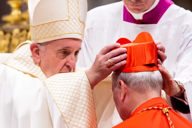 El Papa Francisco coloca el birrete púrpura al Cardenal Michael Louis Fitzgerald.
