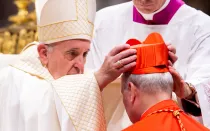 El Papa Francisco coloca el birrete púrpura al Cardenal Michael Louis Fitzgerald, durante un consistorio público ordinario para la creación de nuevos cardenales en la Basílica de San Pedro, el 5 de octubre de 2019.