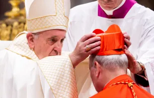El Papa Francisco coloca el birrete púrpura al Cardenal Michael Louis Fitzgerald, durante un consistorio público ordinario para la creación de nuevos cardenales en la Basílica de San Pedro, el 5 de octubre de 2019. Crédito: Daniel Ibáñez / ACI Prensa.
