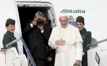 El Papa Francisco a punto de abordar el avión para un viaje internacional