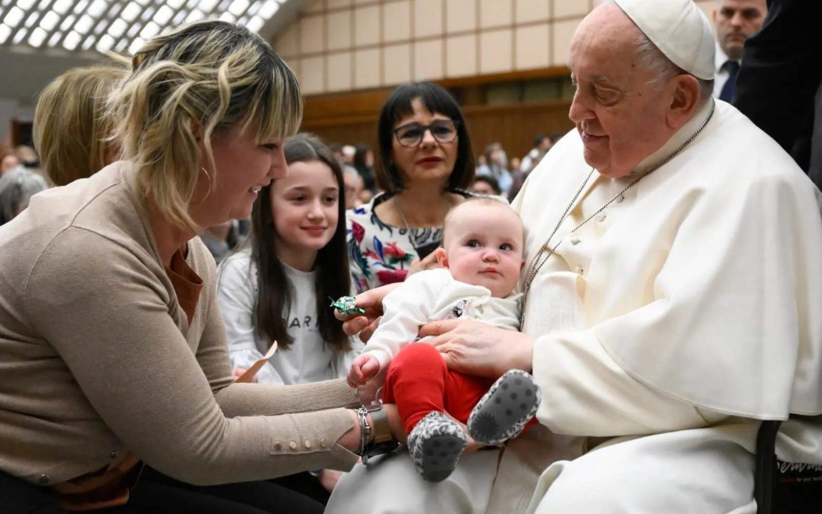 El Papa Francisco bendice a un bebé durante una audiencia general en el Vaticano.?w=200&h=150