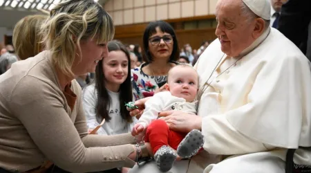 El Papa Francisco bendice a bebé