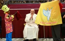 El Papa Francisco celebra sus 87 años en el Aula Pablo VI.