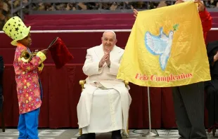 El Papa Francisco celebra sus 87 años en el Aula Pablo VI. Crédito: Vatican Media