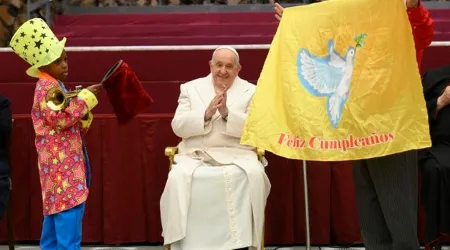 El Papa Francisco celebra sus 87 años en el Aula Pablo VI.