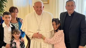 Papa Francisco junto a niños argentinos en Roma
