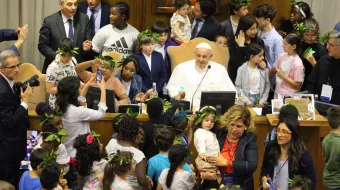 El Papa Francisco junto a niños participantes en una conversación titulada "Niños: generación futura" hoy en el Vaticano.