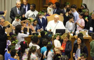 El Papa Francisco junto a niños participantes en una conversación titulada "Niños: generación futura" hoy en el Vaticano. Crédito: Elizabeth Alva / ACI Prensa.
