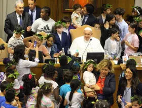 Papa Francisco: El futuro de la humanidad “está en los niños y en los ancianos”