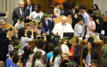 El Papa Francisco junto a niños participantes en una conversación titulada "Niños: generación futura" hoy en el Vaticano.