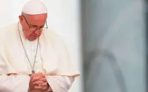 El Papa Francisco en oración.