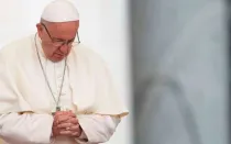 El Papa Francisco en oración