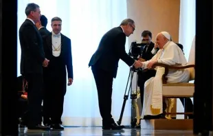 El Papa Francisco recibe a los diplomáticos de la Orden de Malta. Crédito: Vatican Media.