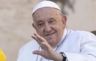 El Papa Francisco en la Plaza de San Pedro en el Vaticano. Crédito: Daniel Ibáñez / EWTN News.