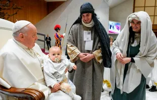 El Papa Francisco con intérpretes del nacimiento vivo en la Basílica de Santa María la Mayor. Crédito: Vatican Media.