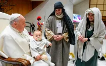 El Papa Francisco con intérpretes del nacimiento vivo en la Basílica de Santa María la Mayor.
