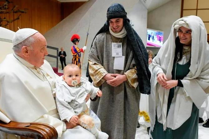 Papa Francisco con intérpretes del nacimiento vivo en la Basílica de Santa María la Mayor.