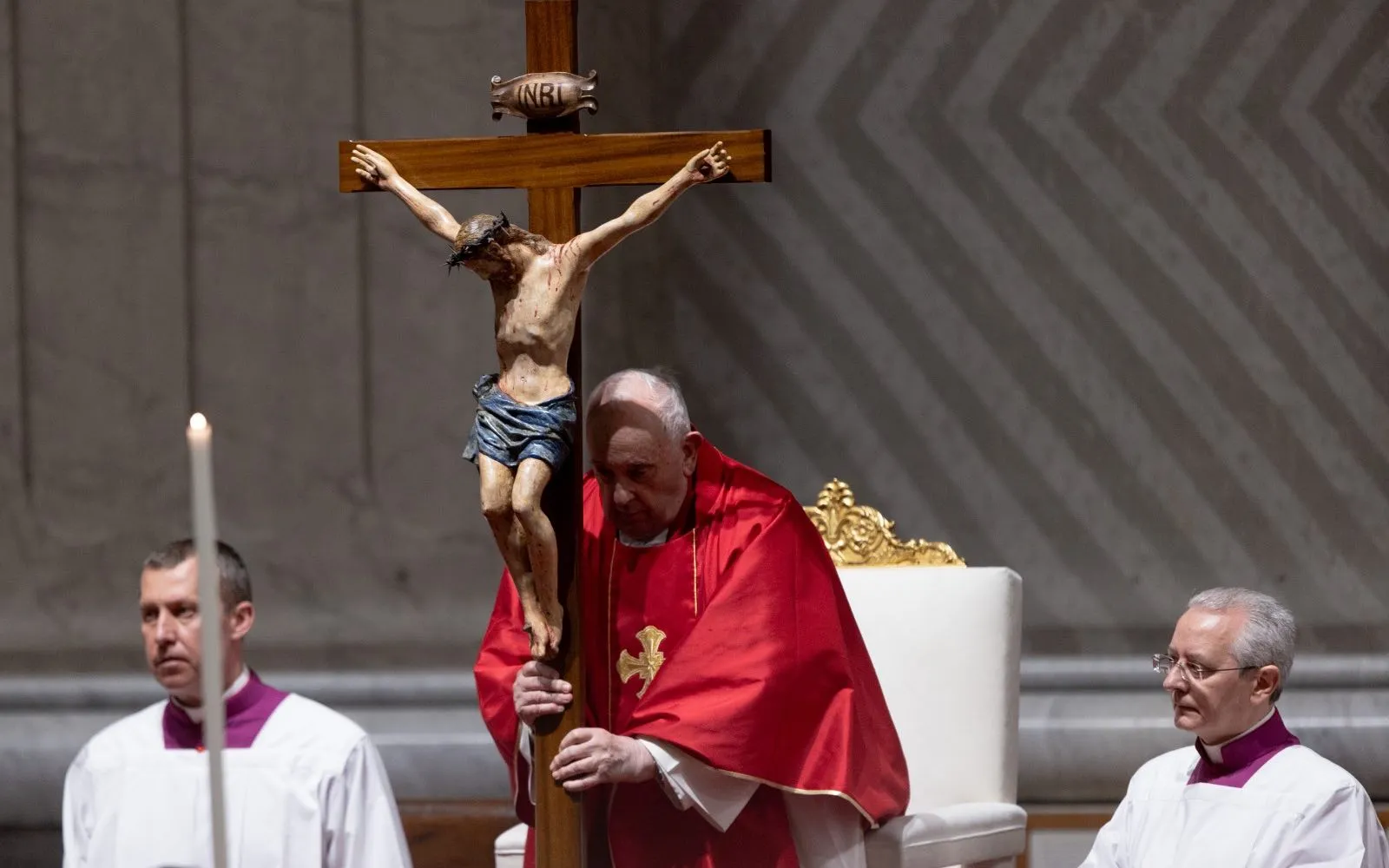 El Papa Francisco presidió la celebración de la Pasión del Señor, este Viernes Santo en la Basílica de San Pedro del Vaticano.?w=200&h=150