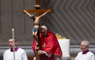 El Papa Francisco presidió la celebración de la Pasión del Señor, este Viernes Santo en la Basílica de San Pedro del Vaticano. Crédito: Daniel Ibáñez / ACI Prensa