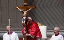 El Papa Francisco presidió la celebración de la Pasión del Señor, este Viernes Santo en la Basílica de San Pedro del Vaticano.