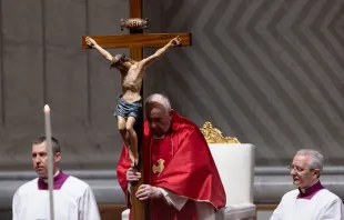 El Papa Francisco presidió la celebración de la Pasión del Señor, este Viernes Santo en la Basílica de San Pedro del Vaticano. Crédito: Daniel Ibáñez / ACI Prensa
