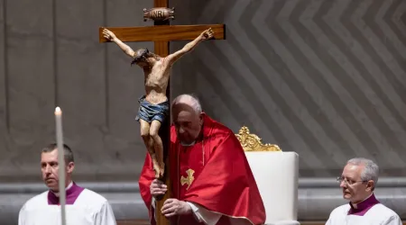 El Papa Francisco presidió la celebración de la Pasión del Señor