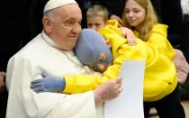 Imagen referencial / El Papa Francisco abraza a un enfermo en el Vaticano.