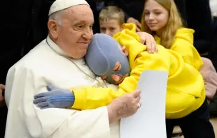 Imagen referencial / El Papa Francisco abraza a un enfermo en el Vaticano. Crédito: Vatican Media.