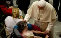 Imagen referencial / El Papa Francisco bendice a una persona enferma en el Vaticano.