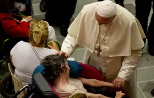 Imagen referencial / El Papa Francisco bendice a una persona enferma en el Vaticano. Crédito: Daniel Ibáñez / ACI Prensa.