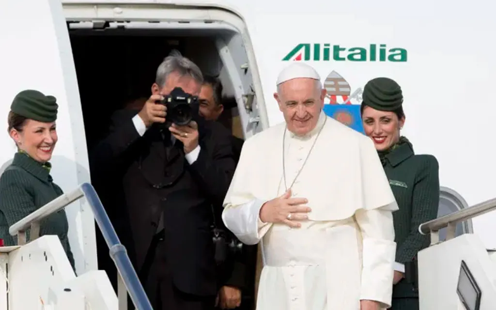 El Papa Francisco a punto de abordar el avión para uno de sus viajes internacionales.?w=200&h=150