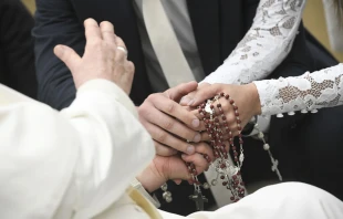 El Papa Francisco bendice a una pareja de recién casados ​​durante su audiencia general del miércoles 17 de enero de 2024 en el Aula Pablo VI del Vaticano. Crédito: Vatican Media.