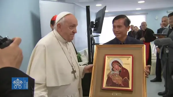 El Papa obsequia un cuadro con el icono de Nuestra Señora de la Ternura a la Casa de la Misericordia. Crédito: Captura de video / Vatican Media.