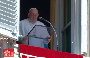 El Papa Francisco en el rezo del Regina Caeli en el Vaticano hoy, Domingo de la Divina Misericordia Crédito: Captura de video Youtube Vatican News
