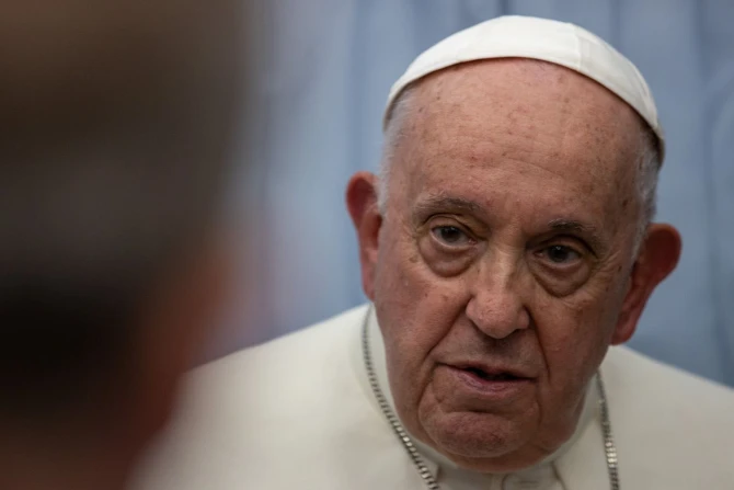 Papa Francisco en rueda de prensa en el avión al volver de Marsella.