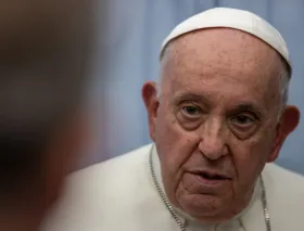 El Papa condena la eutanasia y el aborto al volver de Francia: “Con la vida no se juega”